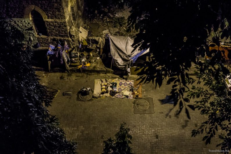 Спящие люди на улице под окнами нашего геста. Мумбаи Спящие люди на улице под окнами нашего геста. Мумбаи