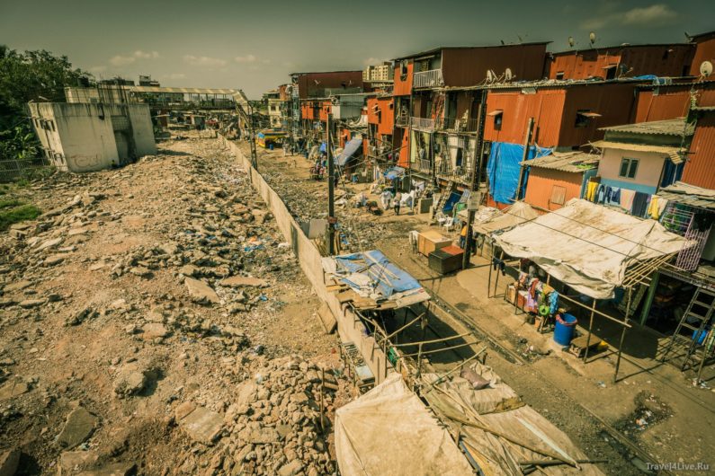 Станция Bandra, граничащая с трущобами с которой мы отъезжали из Мумбаи в Удайпур. Станция Bandra Бандра Мумбаи