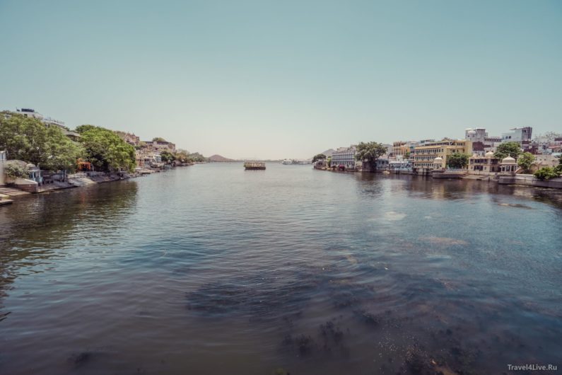 Вид на дворец на воде с моста. Удайпур.